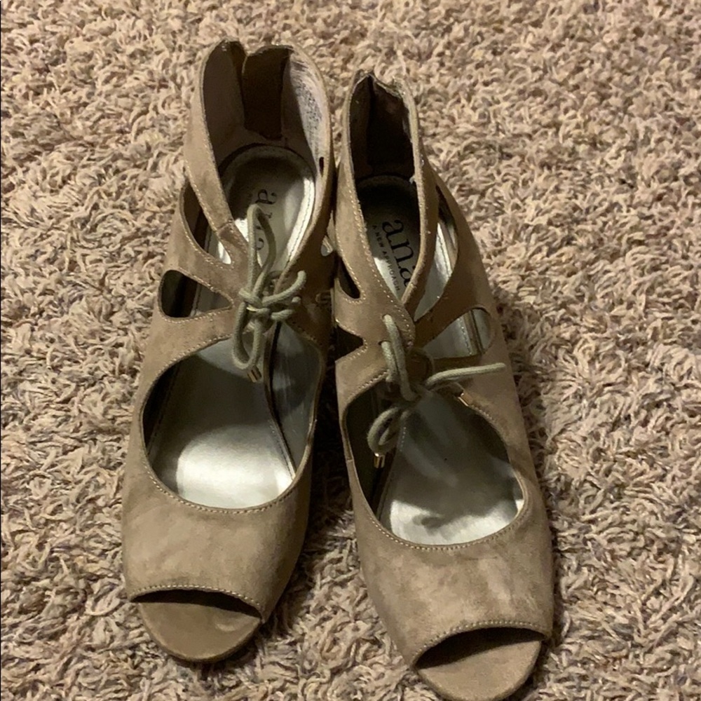 Heeled shoes